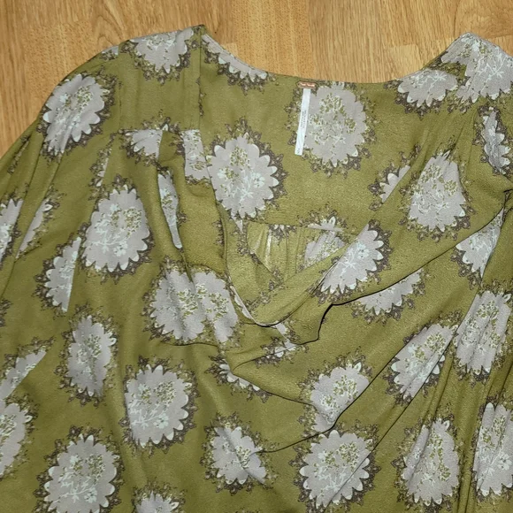 Free People Cowling Around Top small - Picture 3 of 11